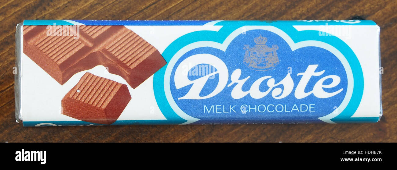 Questa immagine presenta un pezzo di Droste Milk Chocolate, un prodotto noto per la sua qualità e la sua confezione iconica. Droste, un marchio olandese consolidato, produce cioccolato di prima qualità dal 1863 e l'imballaggio stesso è diventato parte dell'eredità visiva dell'azienda. Foto Stock