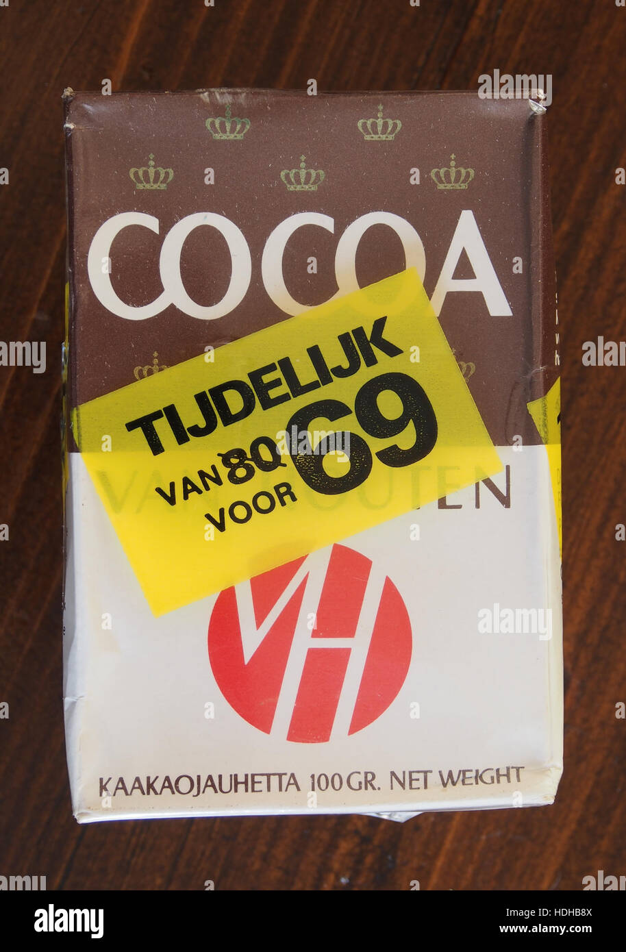 Cacaopoeder Van Houten è uno storico marchio olandese di polvere di cacao conosciuto per la sua qualità e il suo gusto ricco. Questa immagine mostra un classico annuncio pubblicitario o packaging relativo al marchio, simboleggiando la sua eredità nell'industria del cioccolato. Foto Stock