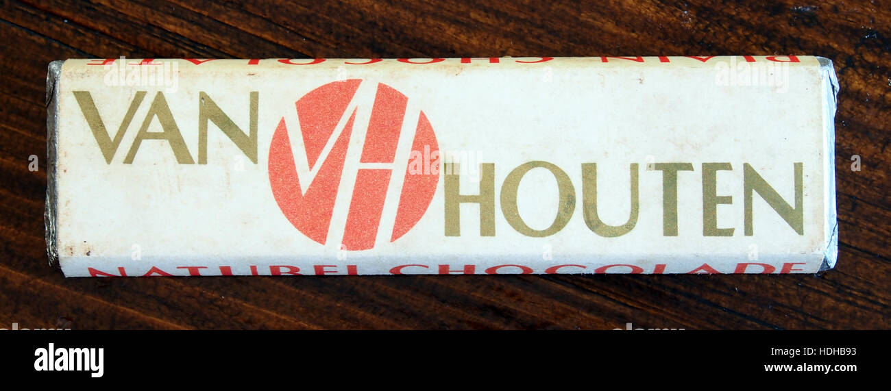 Questa immagine di una barretta di cioccolato Van Houten in un negozio rappresenta i prodotti di cioccolato iconici del marchio. Van Houten, fondata nel XIX secolo, è un'azienda pionieristica nel settore del cioccolato, famosa per la produzione di cacao e prodotti di cioccolato di alta qualità. Foto Stock