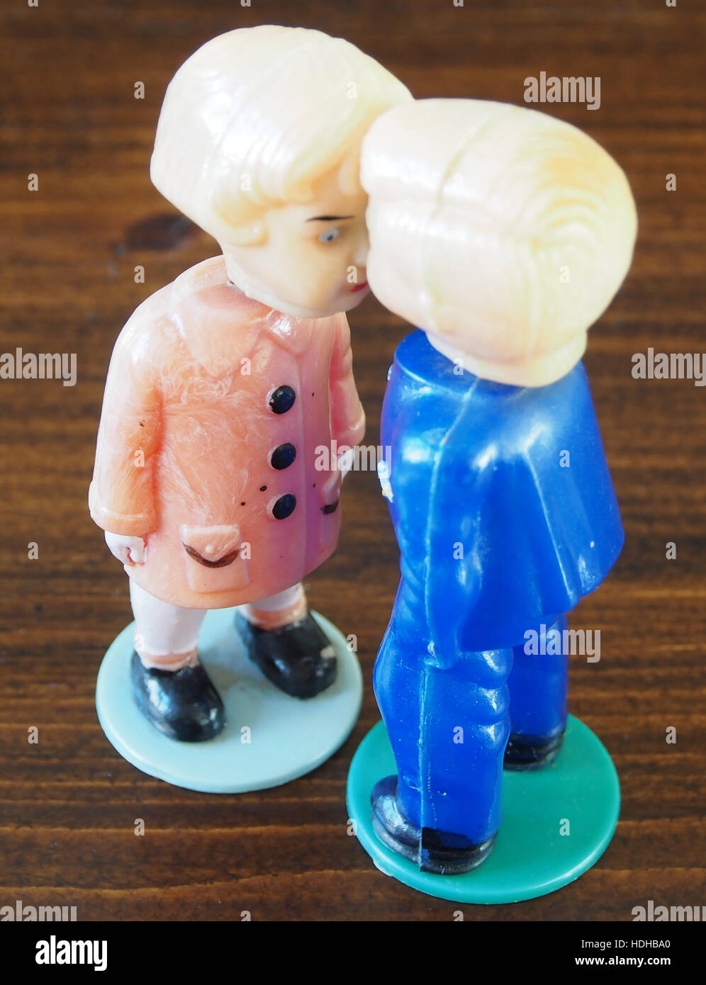 Plastik poppetjes incontrato magnetische hoofdjes die elkaar kunnen kussen pic1 Foto Stock