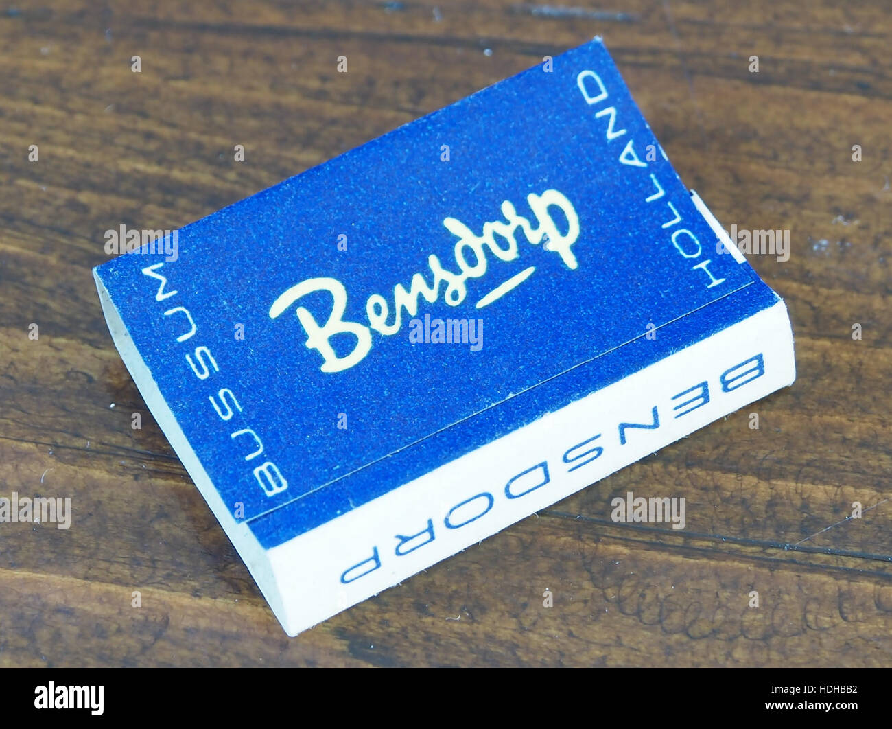 Questa immagine mostra lo storico design del packaging del cioccolato Bensdorp, un pezzo vintage del marchio dell'industria del cioccolato. Foto Stock