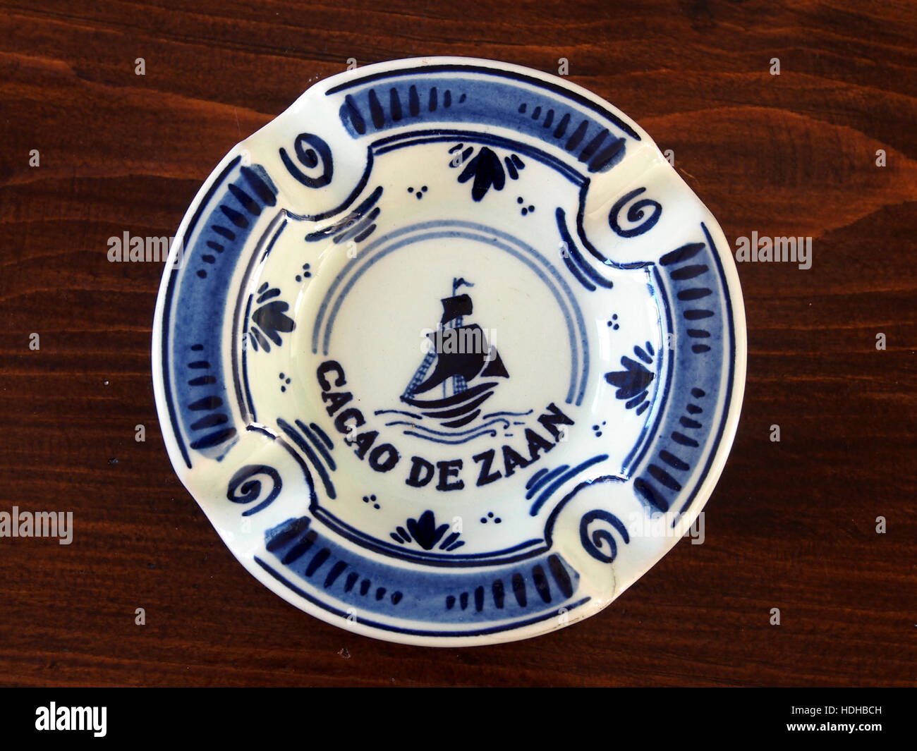 L'asbak cacao De Zaan è un posacenere vintage progettato con il marchio della famosa azienda di cacao, che mostra il design storico dei prodotti. Questo articolo da collezione riflette le tendenze di branding e marketing della sua epoca. Foto Stock