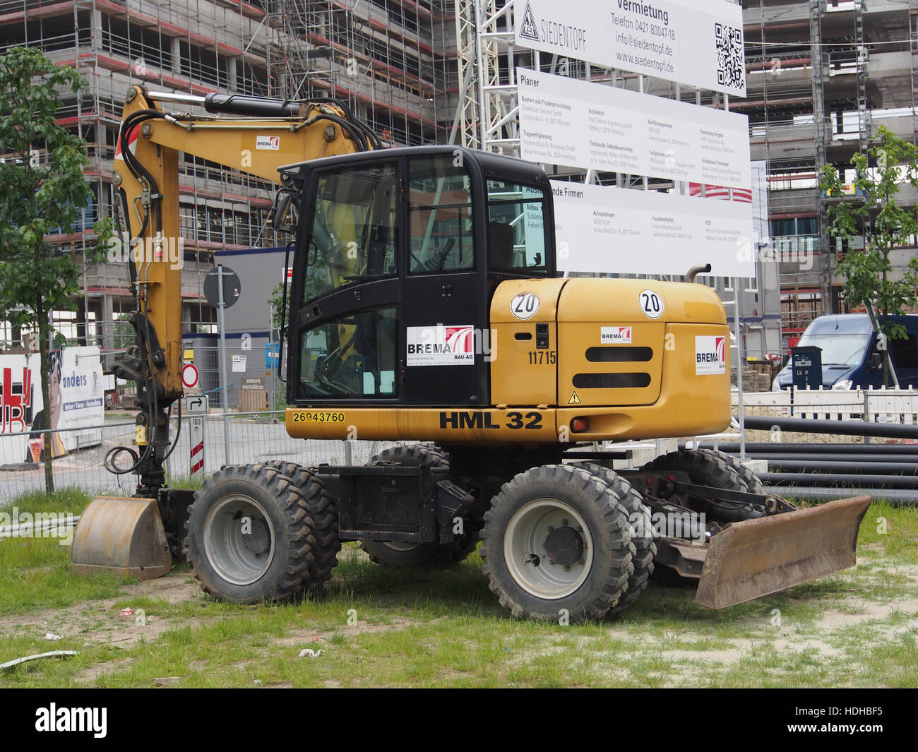 Questa immagine mostra la Schaeff HML 32, una pala per macchinari pesanti, in funzione a Brema, Germania. Il modello HML 32 viene utilizzato per scopi industriali, dimostrando la sua funzionalità nella costruzione e nella movimentazione dei materiali. Foto Stock