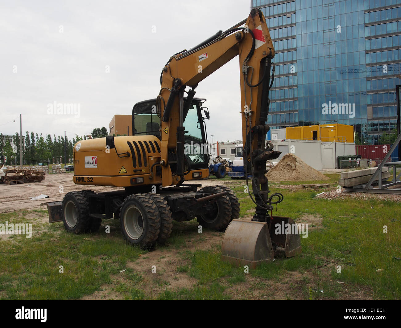 Un'immagine che mostra la macchina da costruzione Schaeff HML 32 a Brema, evidenziandone il design industriale e il ruolo nelle attività di costruzione per impieghi gravosi. Foto Stock