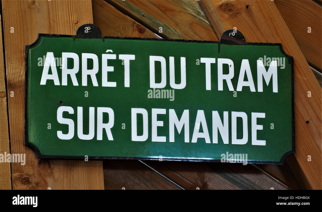 Il titolo "AAT du tram sur Demande" suggerisce un'opera francese, probabilmente legata a un tram o a un sistema di trasporto, con particolare attenzione all'interazione o alla richiesta di un viaggio in tram. Il dipinto o la fotografia possono catturare un momento di transito che riflette il contesto storico dei trasporti pubblici in Francia durante il periodo. Foto Stock