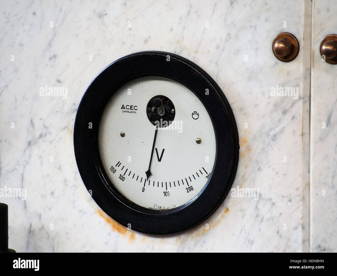 Questa immagine raffigura un vecchio voltmetro ospitato al Musée des Chemins de Fer, che mette in evidenza le prime apparecchiature elettriche utilizzate nelle ferrovie a vapore. Il voltmetro rappresenta i progressi nella tecnologia ferroviaria e nell'ingegneria elettrica durante l'era del vapore. Foto Stock