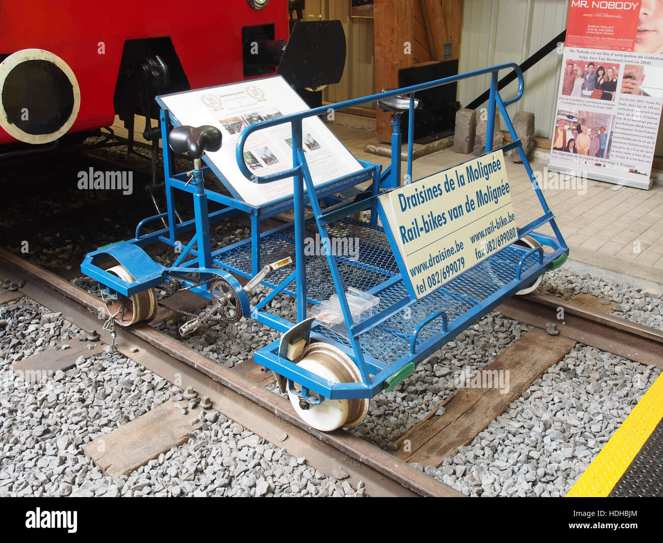 L'immagine raffigura le bici ferroviarie utilizzate sulla linea MolignA9e presso CFV3V, una forma unica di trasporto che unisce bicicletta e viaggio in treno. Le biciclette sono alimentate dallo sforzo umano e utilizzate per giri panoramici sui binari ferroviari, offrendo un'esperienza inedita agli appassionati. Foto Stock