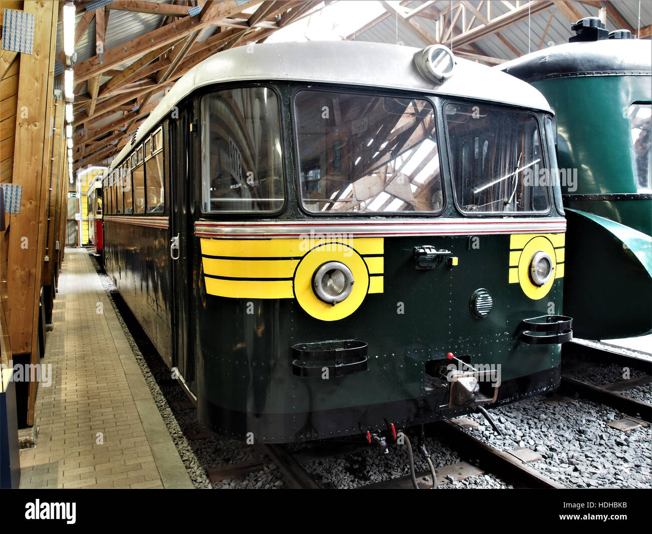 Il museo di Treignes espone autorail storiche, fornendo informazioni sulla tecnologia ferroviaria dei primi anni del XX secolo e sull'evoluzione dei trasporti in Belgio. Foto Stock