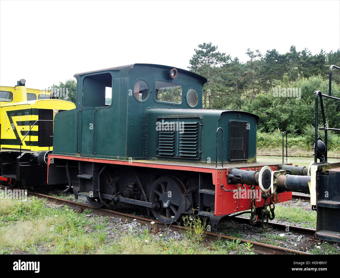 Questa immagine mostra un piccolo movimento al CFV3V, un componente chiave nelle operazioni ferroviarie. Lo shunter viene utilizzato per spostare il materiale rotabile all'interno del cantiere, mostrando l'intricato processo di trasporto ferroviario e logistica. Foto Stock