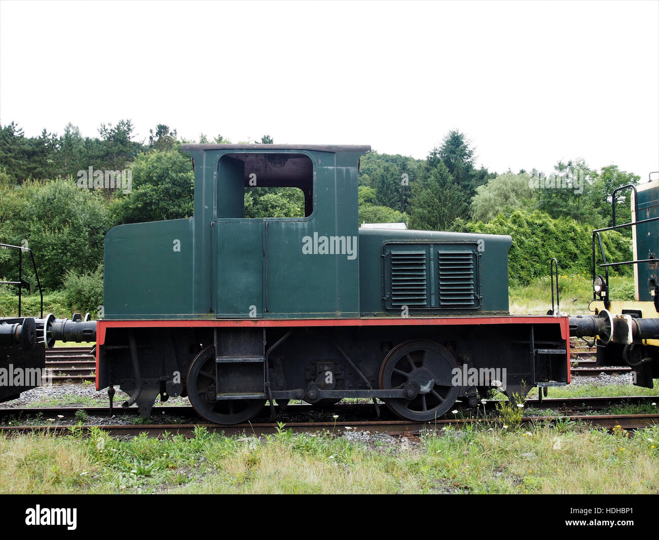 Una piccola locomotiva di manovra presso CFV3V, che svolge attività di accoppiamento in un deposito ferroviario, è progettata per muovere treni in spazi ristretti, essenziale per il smistamento dei carri merci nelle operazioni di trasporto merci. Foto Stock