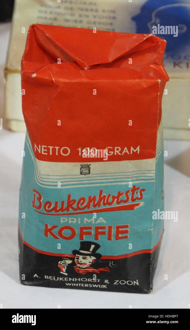 Questa immagine mostra la confezione del caffè Beukenhorst, che riflette il design e il marchio tradizionali utilizzati dall'azienda nella sua confezione. Foto Stock