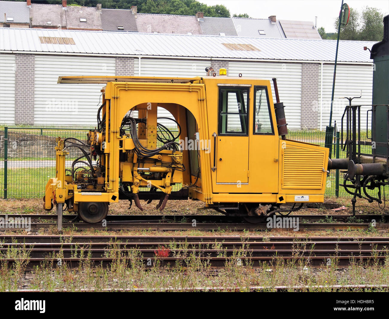 Un Bourreuse viene mostrato al CFV3V, un cantiere industriale o edile in cui viene utilizzato per operazioni gravose come lo scavo. Questa macchina è un componente essenziale per i progetti di costruzione su larga scala. Foto Stock