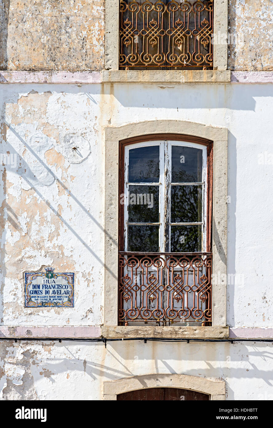 Finestra e il nome della strada: primo piano finestra di casa e la griglia con un cartello stradale piastrelle, Monchique, Algarve, PORTOGALLO Foto Stock