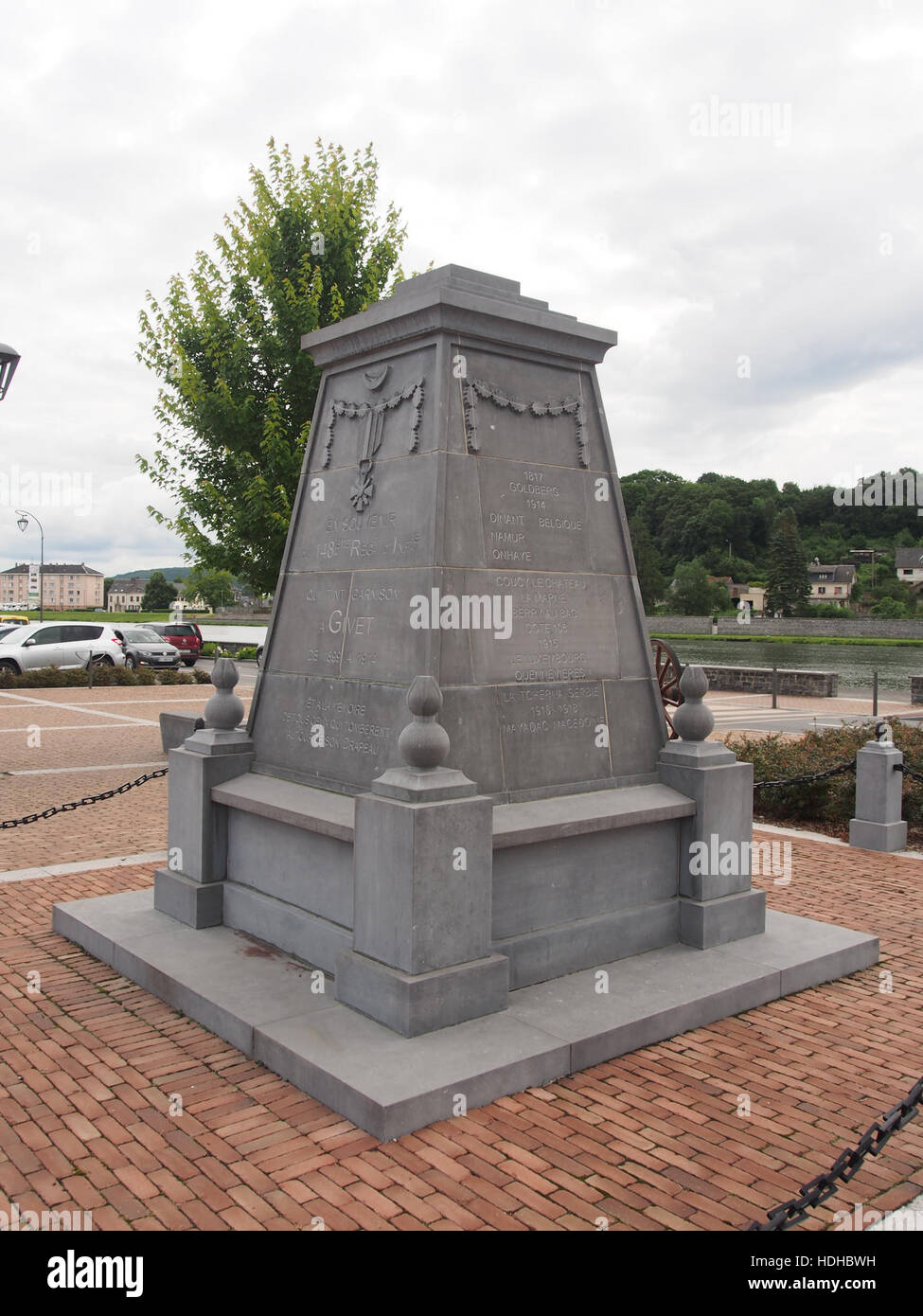 Il monumento di guerra a Givet, in Francia, onora coloro che servirono e sacrificarono durante la guerra. Il monumento è un importante punto di riferimento storico della città, che commemora il valore e la memoria dei soldati. Foto Stock
