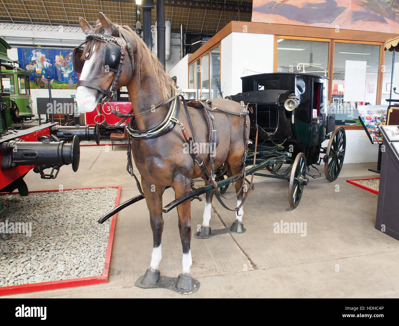 Questa immagine ritrae un *taxi geois* con un modello *Vigilante*, che mostra le prime fasi del trasporto trainato da cavalli in contesti urbani. Il veicolo esemplifica l'innovazione del XIX secolo nel trasporto pubblico. Foto Stock