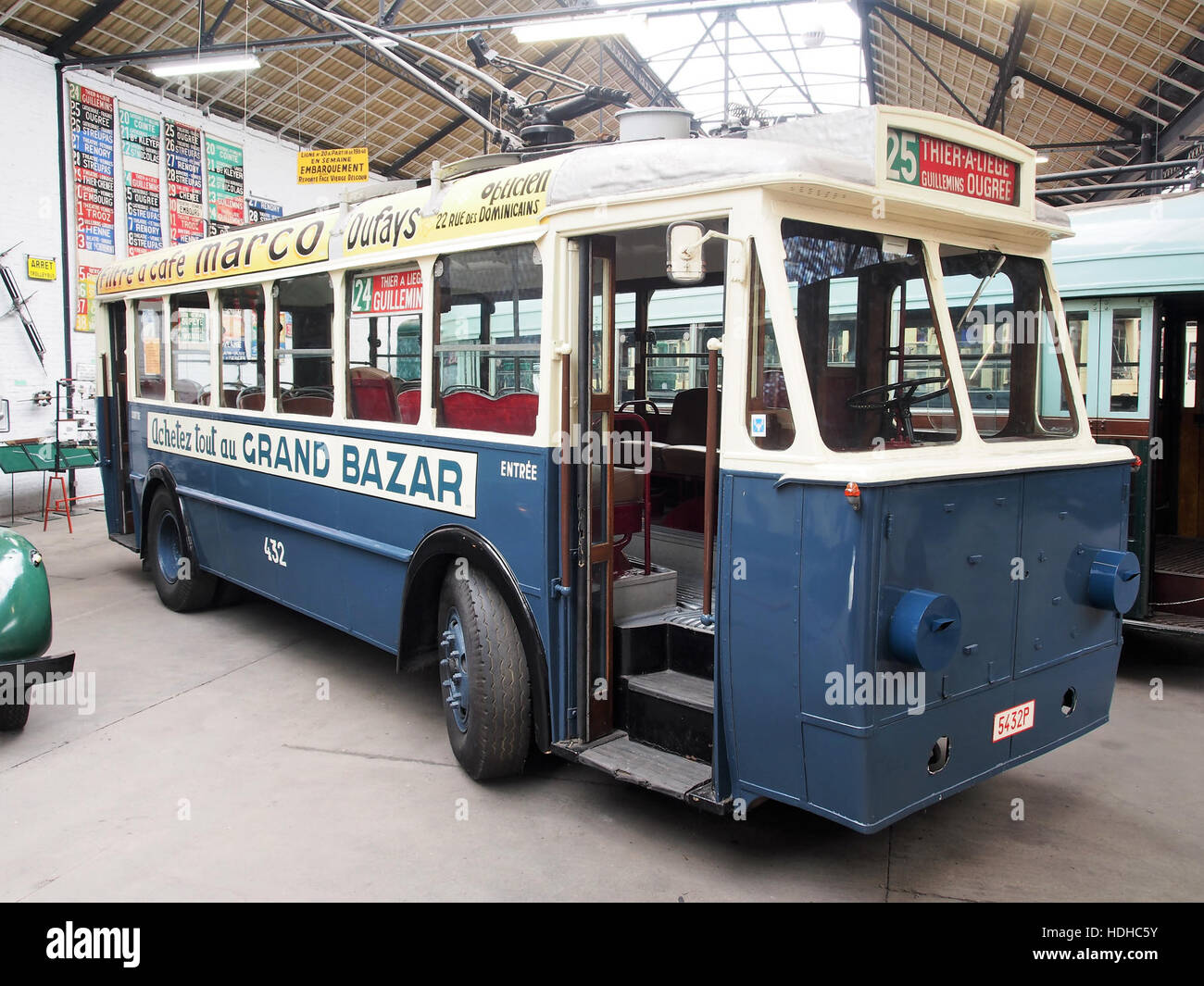 Questa immagine mostra il filobus TULE numero 432 che opera sulla linea 25, servendo il percorso tra Thier-à-Liège e Ougrée in Belgio. TULE gestiva il trasporto pubblico nell'area di Liegi, e i filobus erano una cosa comune nel transito urbano della metà del XX secolo. Foto Stock