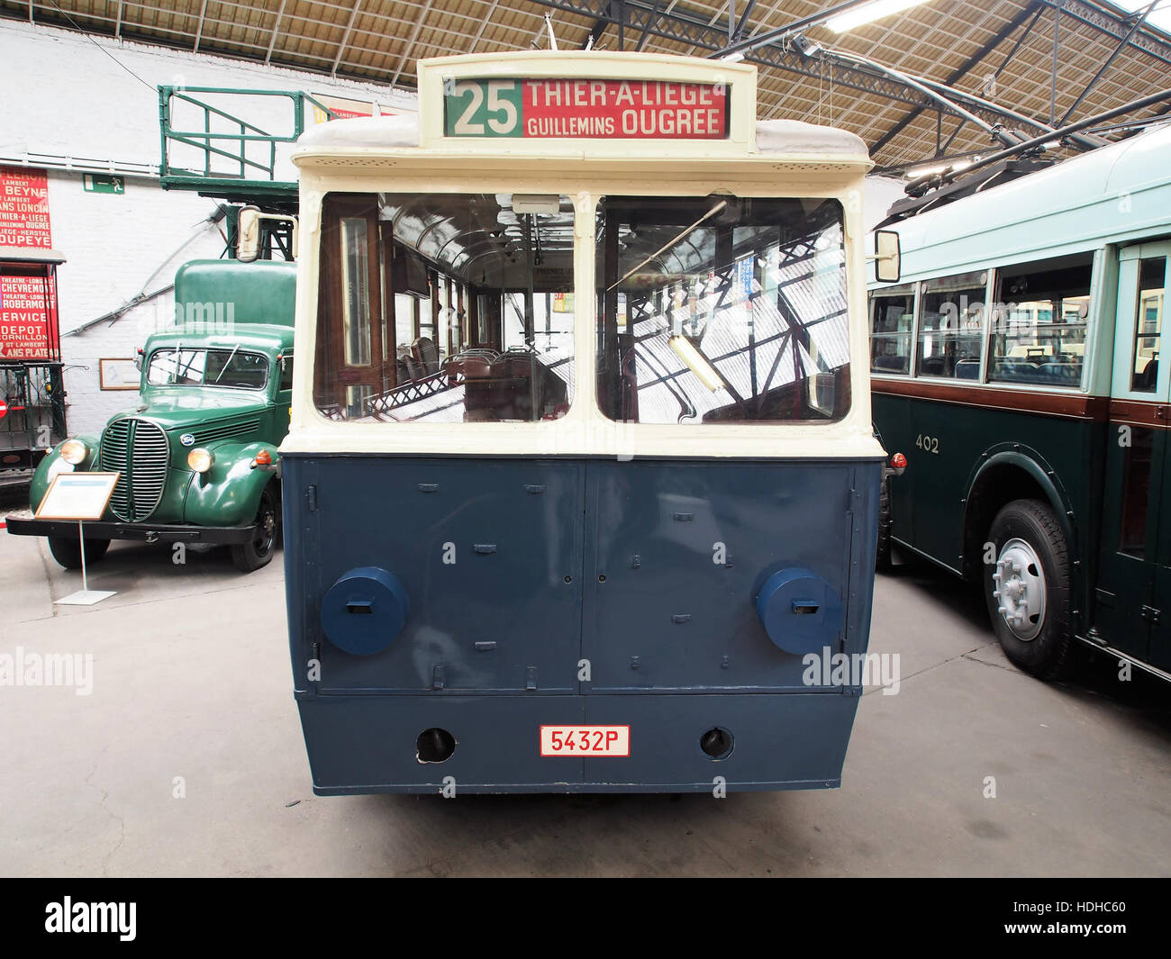 Questa fotografia mostra il TULE Trolleybus 432 sulla linea 25, che opera tra Thier-A-Liege e Ougree. Il filobus, parte della rete di trasporto belga, riflette la storia del trasporto pubblico nella regione. Questa particolare linea serve a ricordare il ruolo del sistema di filobus nel fornire il trasporto pubblico prima dell'uso diffuso di autobus e automobili. Foto Stock