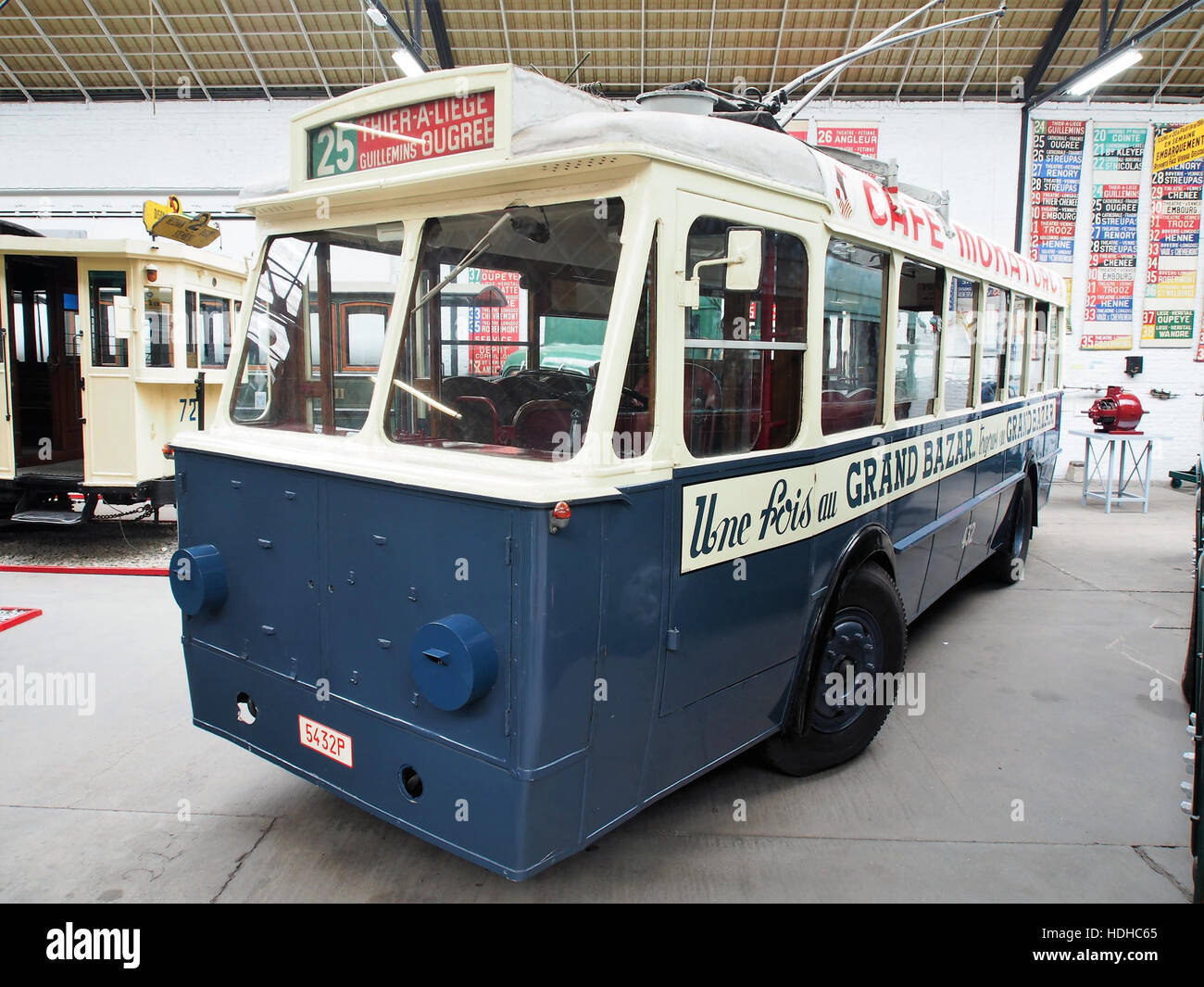 Questa fotografia cattura il filobus TULE 432 che opera sulla linea 25 tra Thier-A-Liege e Ougree. Il filobus, un'importante modalità di trasporto pubblico della metà del XX secolo, mostra il sistema di trasporto elettrico in Belgio. Foto Stock