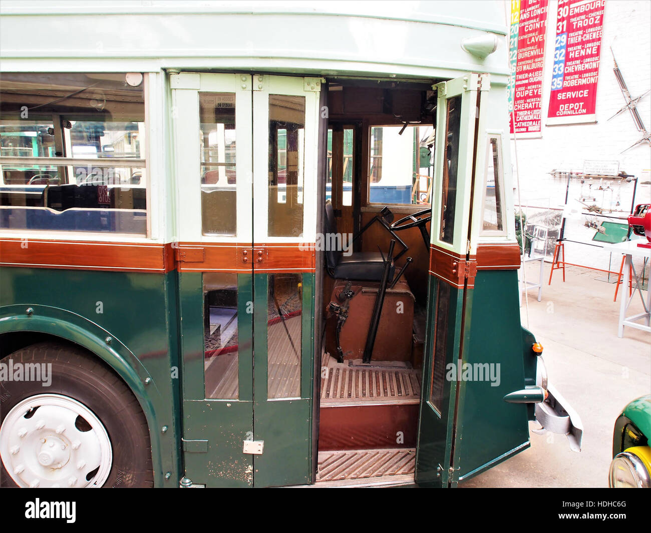 Questa immagine mostra il Trolleybus A9versible 402, un veicolo storico della collezione RELSE, che ne mette in evidenza il design e le caratteristiche tecnologiche. Foto Stock