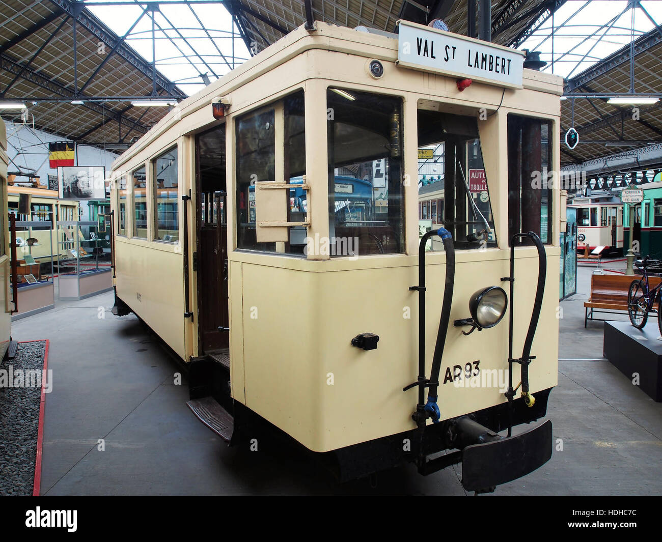 Il GRT71128 Autorail AR93 è un veicolo ferroviario francese progettato per il trasporto passeggeri. Questa immagine mostra l'unità nel suo ambiente operativo, evidenziandone il design e la funzione come parte del sistema di trasporto francese. Foto Stock
