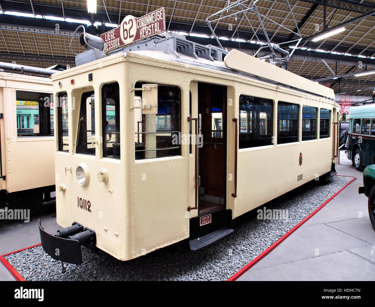 La SNCV 10112 è un tram a due assi che opera sulla linea 61 tra Liegi e Tilleur, Belgio. Questo modello di tram fa parte di un sistema di trasporto storico utilizzato per il trasporto pubblico nella regione. Foto Stock