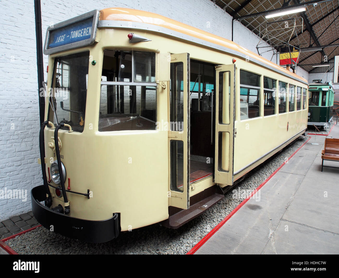 Questa immagine mostra la 1956 mossa 10063, un tram storico prodotto presso le officine S.N.C.V. di Cureghem, Belgio. Il tram faceva parte del sistema di trasporto pubblico belga e rappresenta il design della metà del XX secolo nella tecnologia del transito urbano. Foto Stock