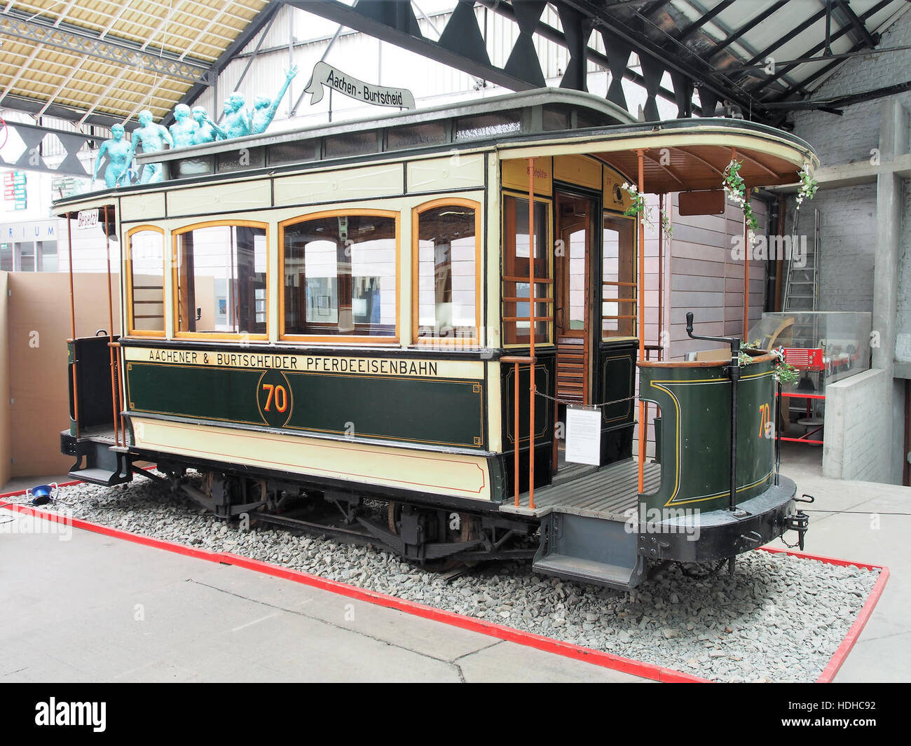 Questa fotografia storica cattura l'Aachener & Burtscheider Pferdeiseenbahn, uno storico tram trainato da cavalli in Germania. La linea del tram è stata uno dei primi esempi di trasporto ad Aquisgrana, offrendo uno scorcio sul sistema di trasporto passato della città. Foto Stock