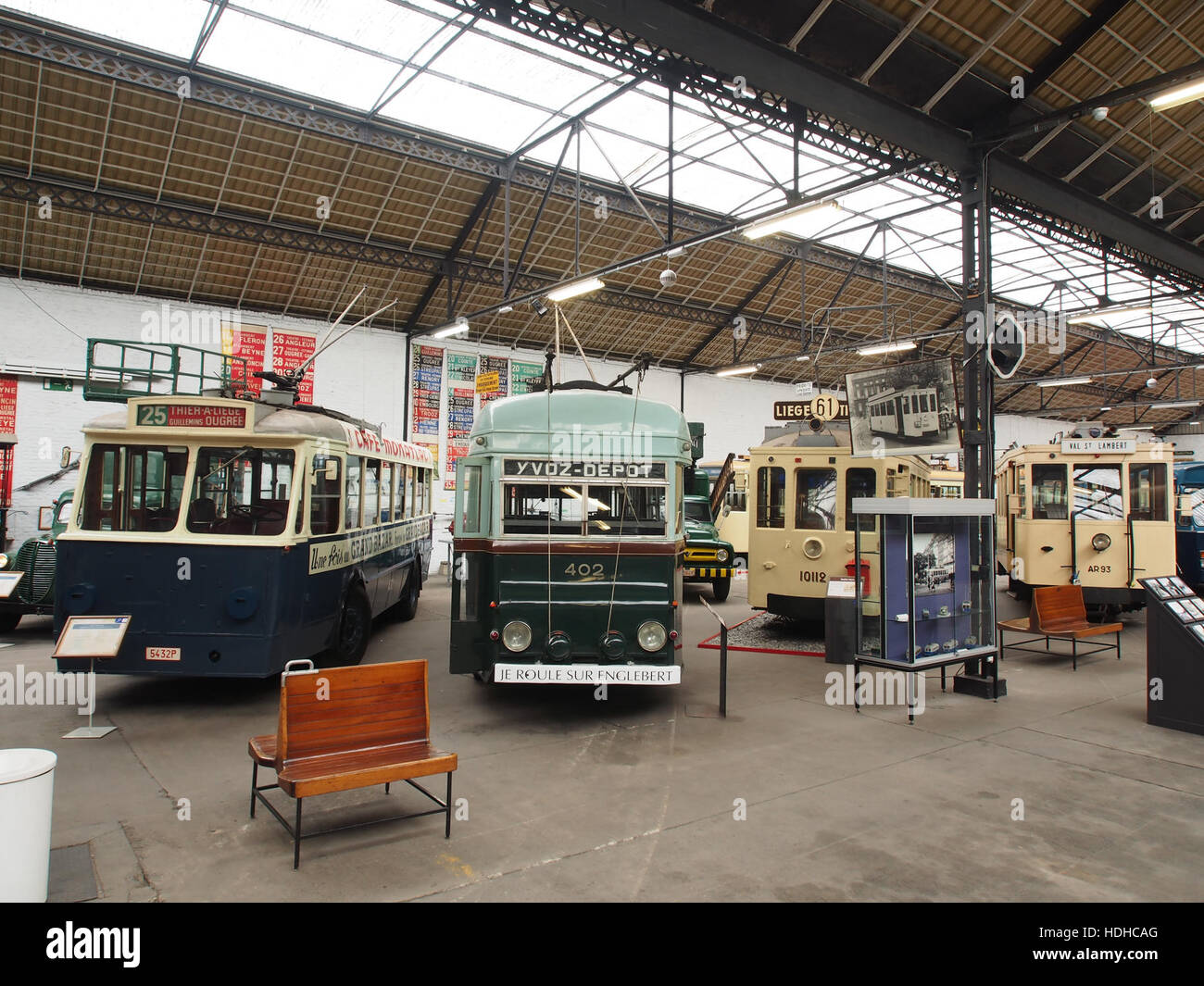 Una fotografia che mostra i trasporti pubblici nella regione della Vallonia in Belgio. L'immagine cattura le infrastrutture e i veicoli moderni utilizzati per gli spostamenti nelle città della regione, evidenziando l'importanza dei trasporti pubblici. Foto Stock