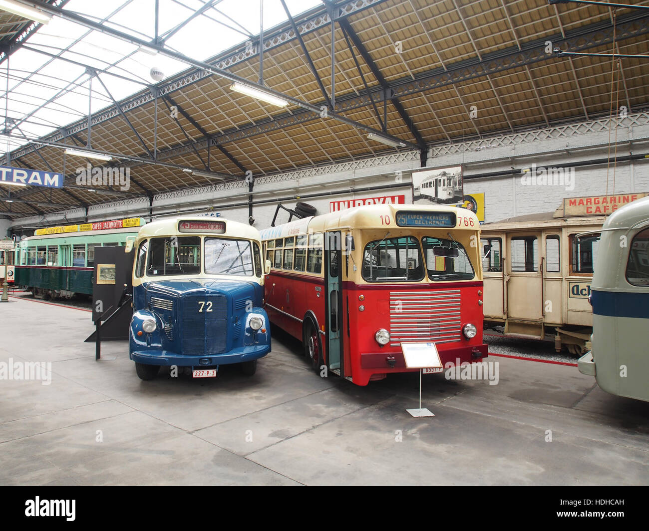 Questa immagine cattura i trasporti pubblici in Vallonia, Belgio, illustrando la rete di autobus, treni e tram della regione. I trasporti pubblici svolgono un ruolo fondamentale nel movimento quotidiano delle persone attraverso la Vallonia, con un sistema efficiente che supporta la connettività urbana e rurale della regione. Foto Stock