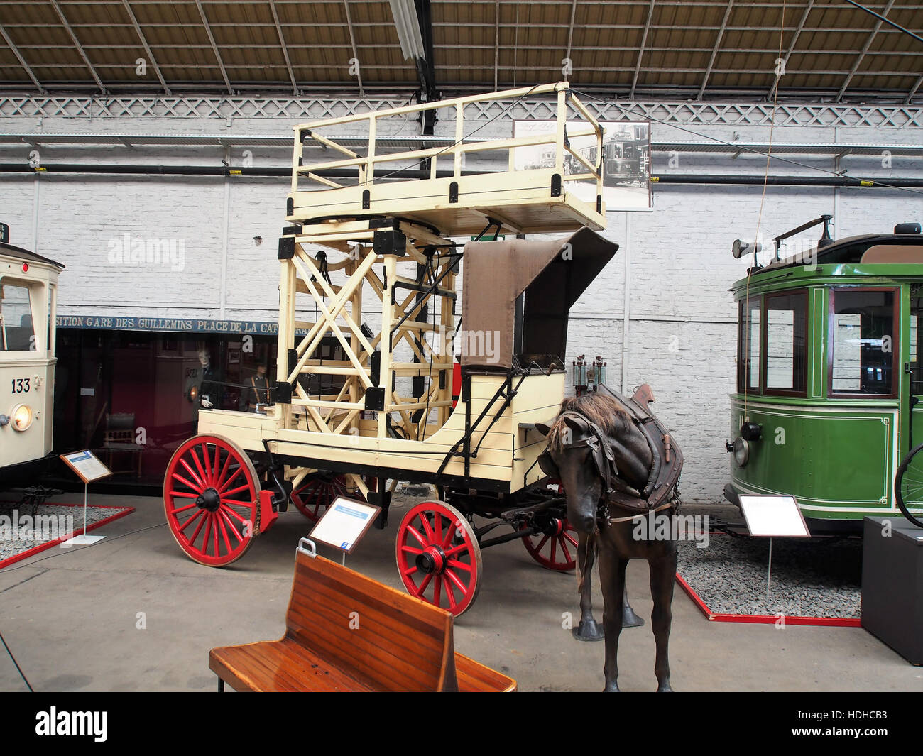 Questa immagine mostra un Hippomobile, una prima forma di tram trainato da cavalli utilizzata nello sviluppo delle reti di trasporto urbano. La fotografia fa parte della collezione Tramways unifi de et extensions (TULE), che documenta la storia dei sistemi di trasporto e delle innovazioni tra la fine del XIX e l'inizio del XX secolo. Foto Stock