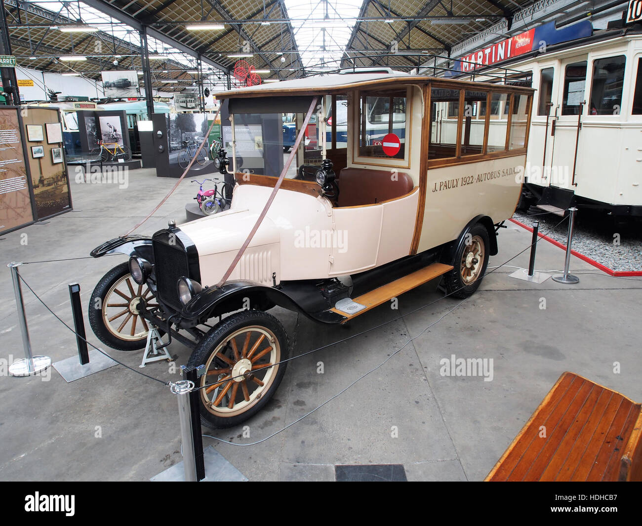 Questa fotografia del 1922 di J. Pauly presenta un primo modello di autobus della linea SADAR. Catturando l'essenza del trasporto dei primi anni del XX secolo, l'immagine riflette la crescente influenza dei veicoli a motore nei trasporti pubblici durante quell'epoca. Foto Stock
