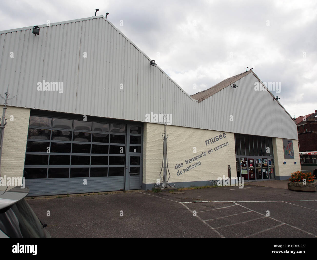 Questa immagine mostra l'ingresso ai trasporti pubblici in Vallonia, Belgio, illustrando il design moderno e le infrastrutture del sistema di transito della regione. La fotografia evidenzia l'integrazione delle soluzioni di trasporto moderne nella regione. Foto Stock