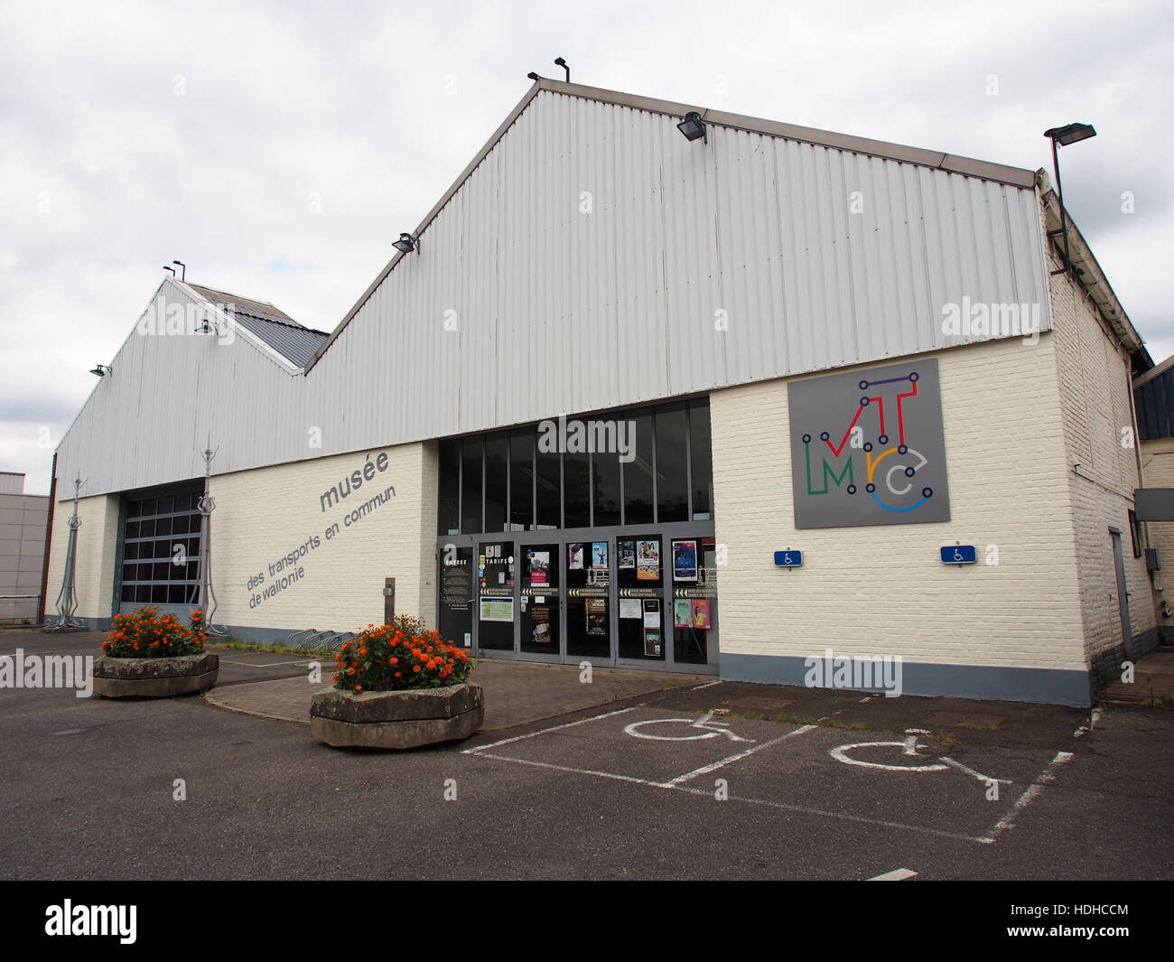 Questa immagine mostra l'ingresso ai trasporti pubblici in Vallonia, Belgio, mettendo in evidenza la rete di transito regionale. La Vallonia è nota per i suoi estesi servizi di trasporto che collegano città e aree rurali in tutta la regione. Foto Stock