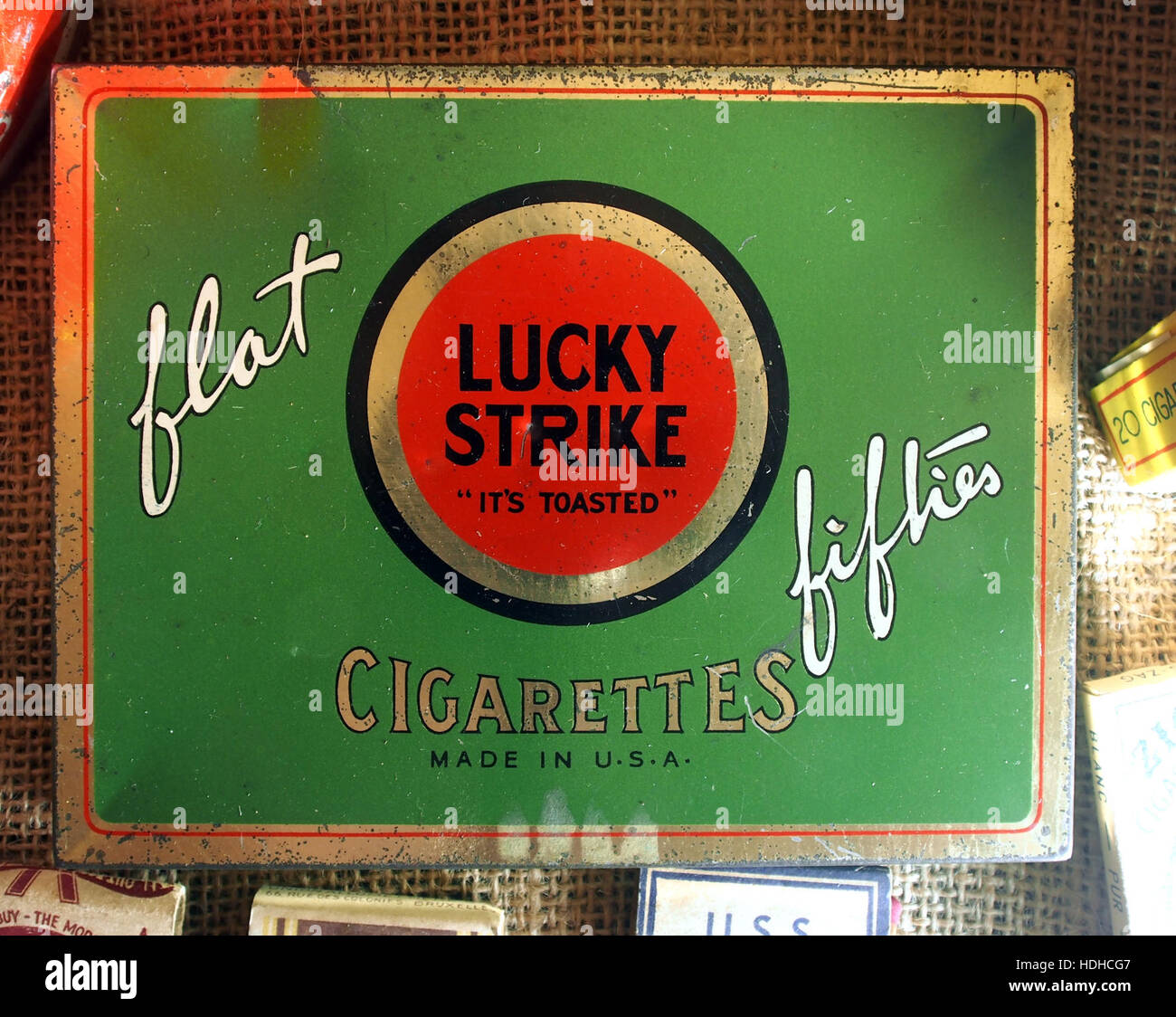 Lucky Strike Flat degli anni Cinquanta sigarette tin, Museo Inverno 1944 in Gingelom Foto Stock