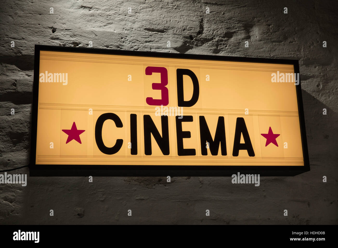 Close-up di cinema 3D cartello contro il muro grigio Foto Stock