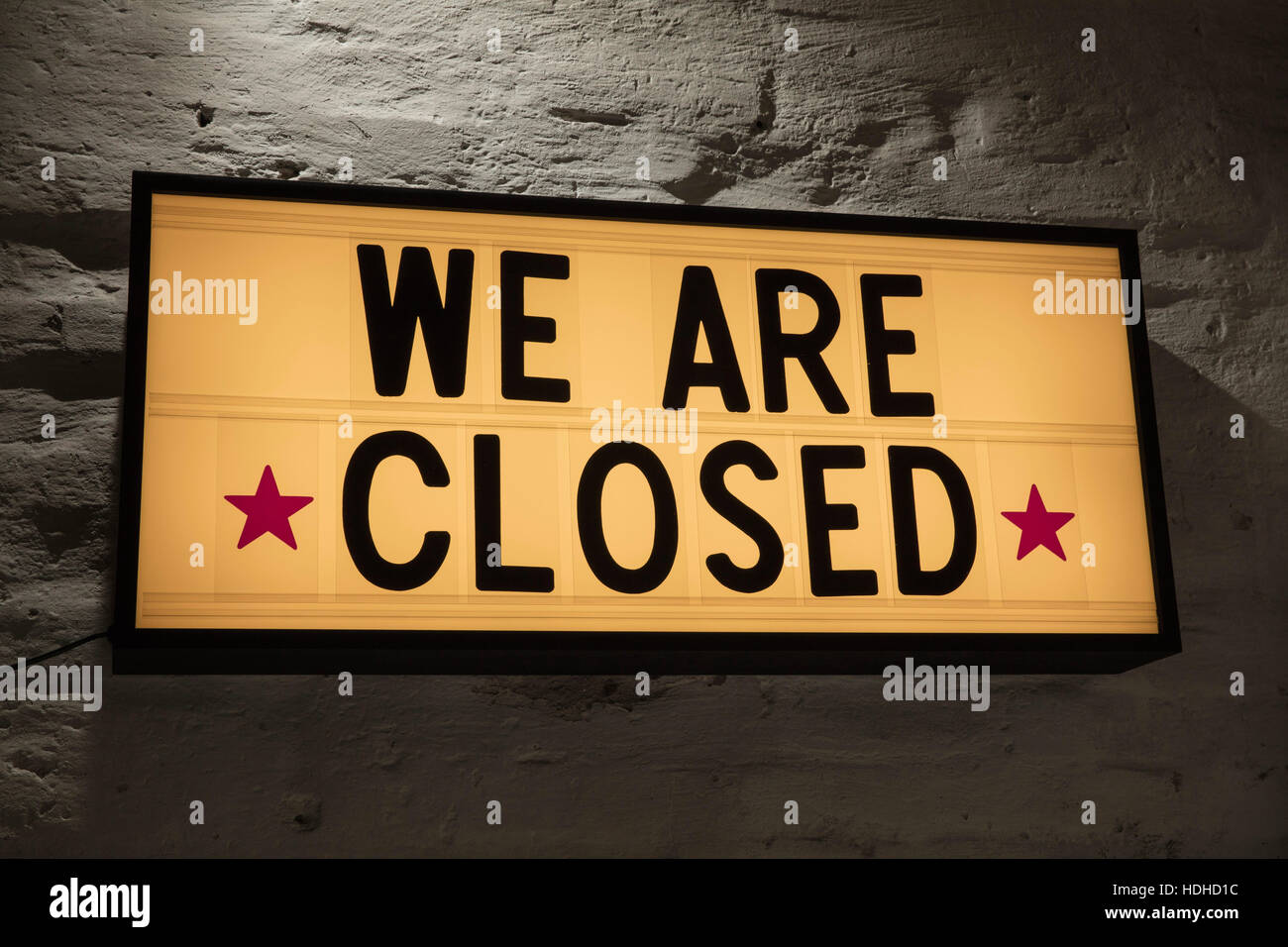 Close-up di Siamo chiusi cartello contro il muro grigio Foto Stock