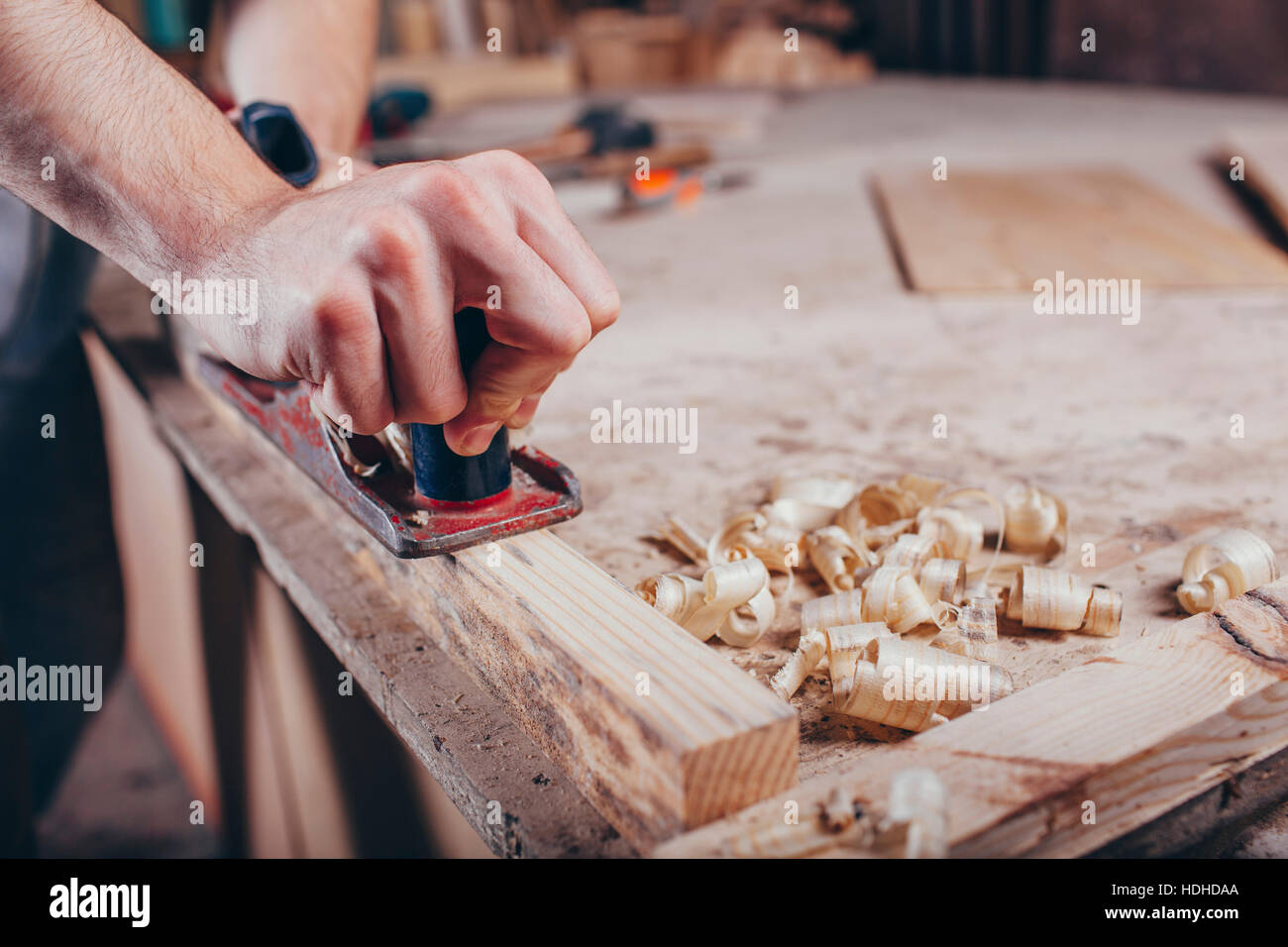 Sezione mediana del falegname piallare il legno in officina Foto Stock