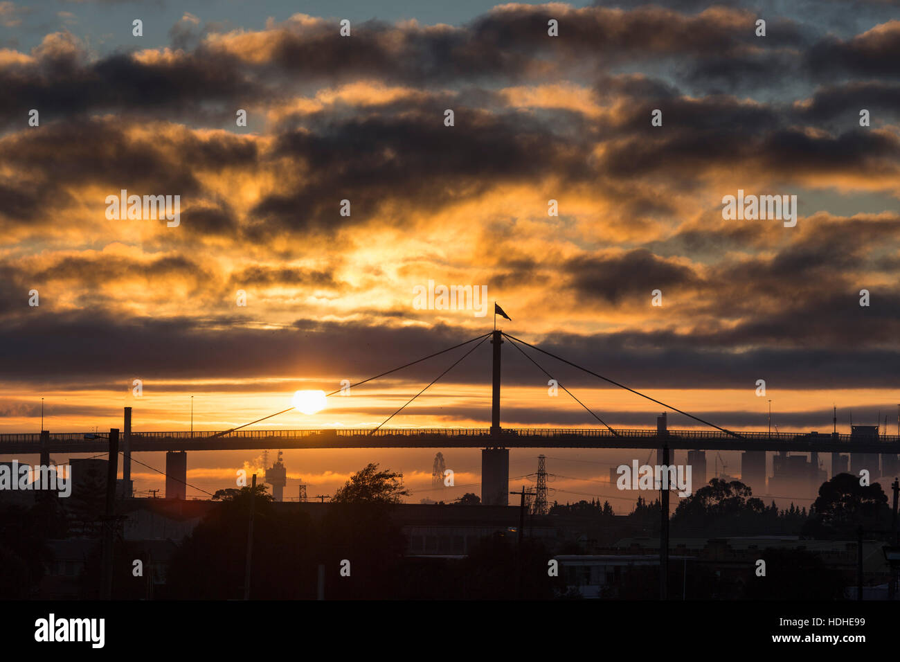 Ponte e skyline contro il cielo nuvoloso durante il tramonto, Melbourne, Victoria, Australia Foto Stock