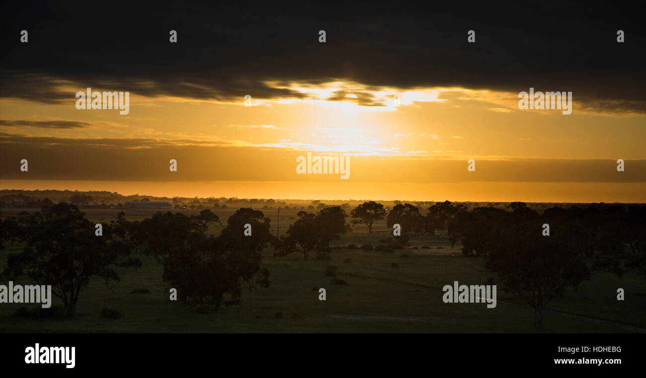 Vista panoramica del paesaggio contro sky durante il tramonto Foto Stock