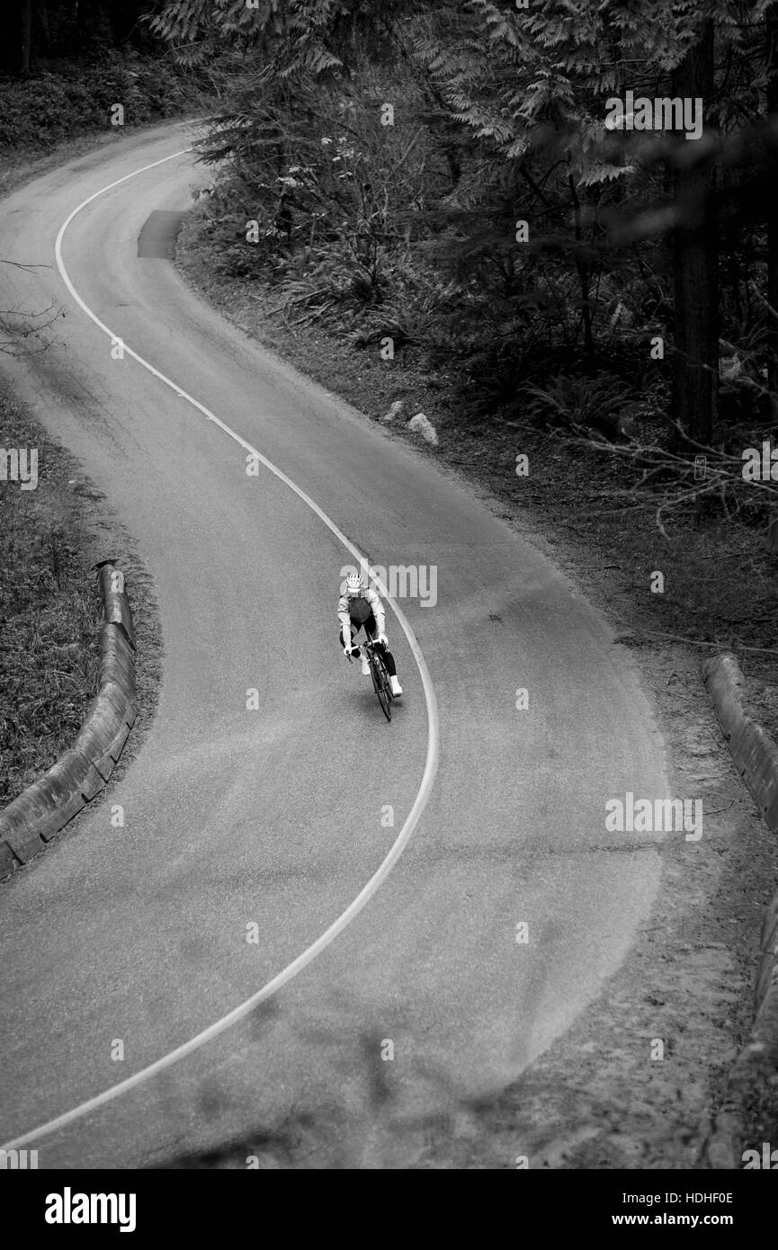 Angolo di alta vista del ciclista Bicicletta Equitazione sulla strada di campagna Foto Stock