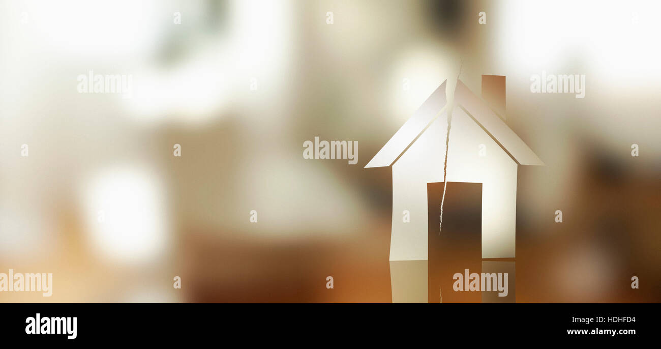 Generati digitalmente immagine della casa strappato su sfondo colorato Foto Stock