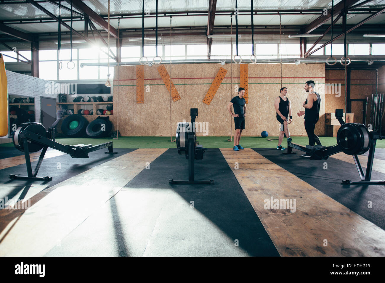 Gli atleti di sesso maschile di parlare nel club salute Foto Stock