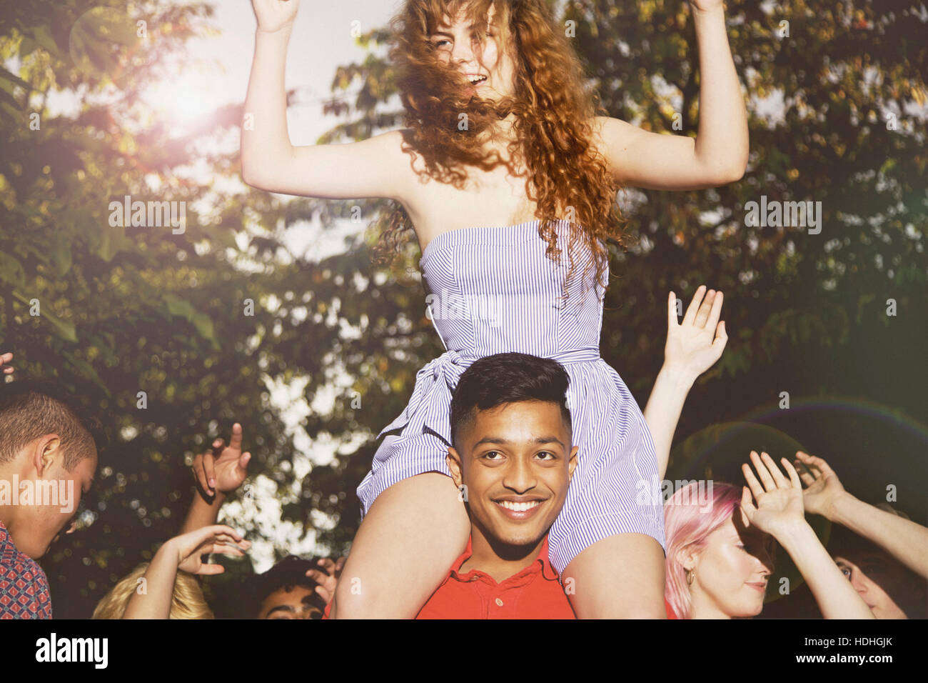 Uomo che porta amici di sesso femminile mentre godendo delle parti in cantiere Foto Stock