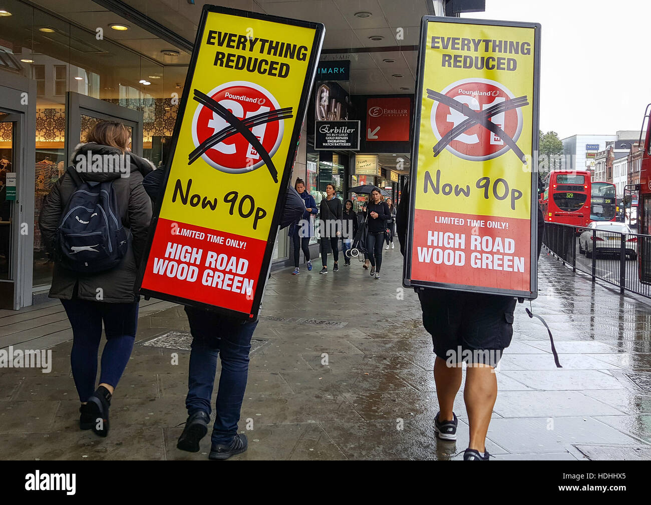 Poundland in legno verde, Londra nord scende il prezzo di 90p su tutti gli articoli in seguito all'apertura di un Poundworld ramo extra nell'ex BHS department store sulla Strada Alta, che si è chiuso quando la catena è crollato a fine agosto. Dotato di: atmosfera Foto Stock