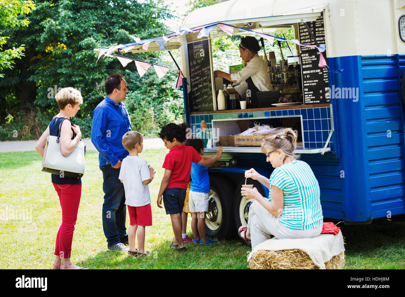 La gente in coda ad un mobile blu coffee shop. Foto Stock