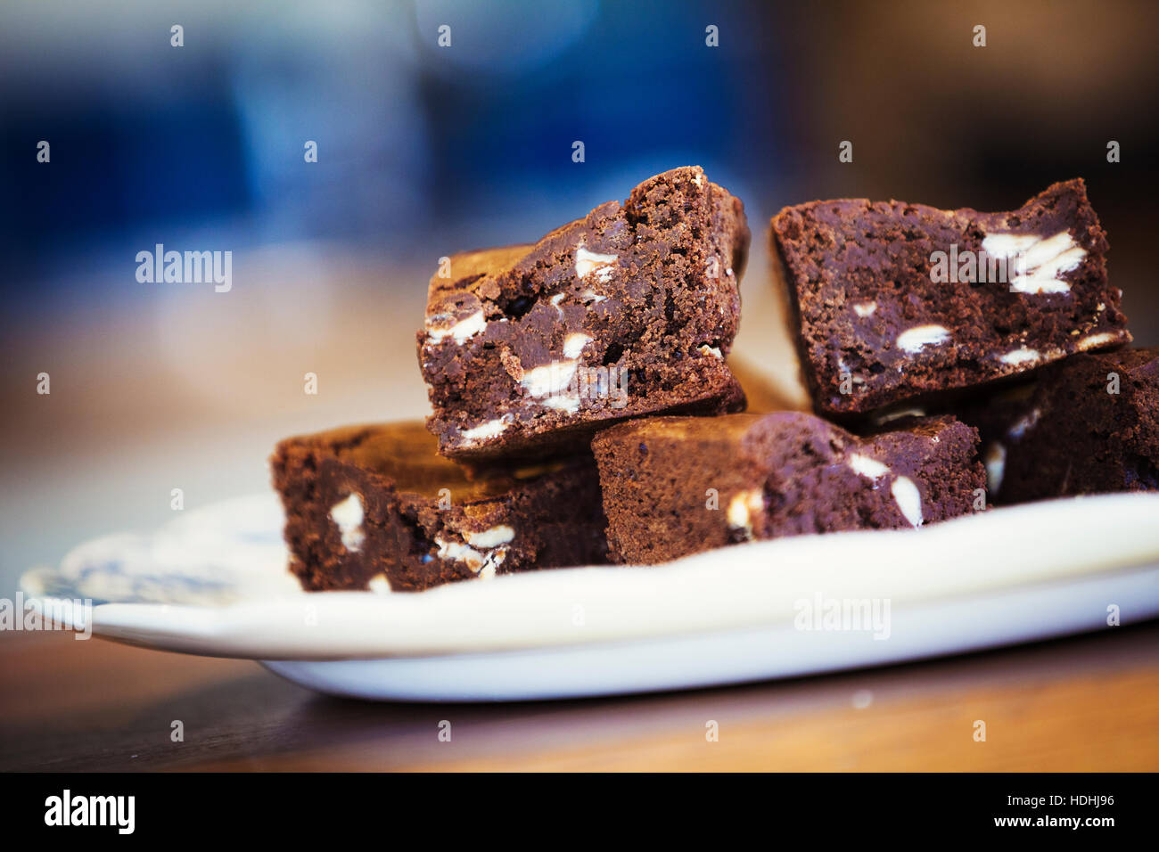 Primo piano di una piastra di brownie al cioccolato. Foto Stock