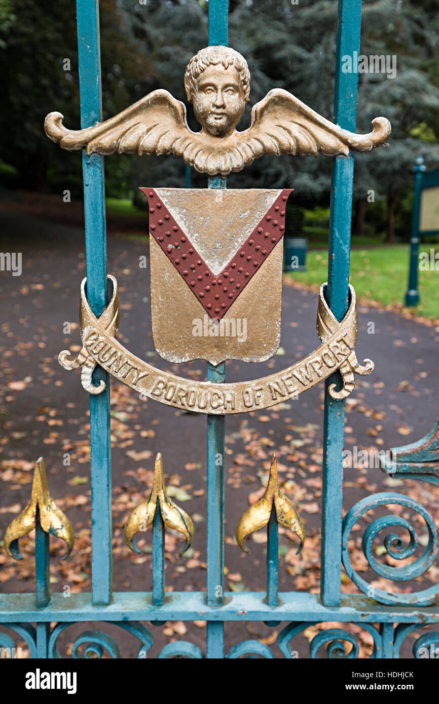 County Borough di Newport shield sul gate al Belle Vue parco pubblico, Newport Gwent, Regno Unito Foto Stock