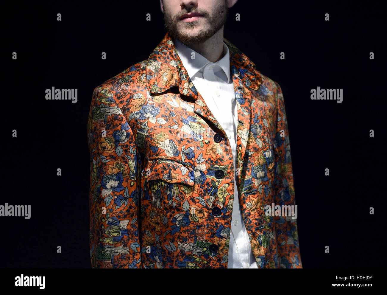 Un membro del personale indossa una camicia di seta una volta indossata da Keith Richards dei Rolling Stones sul display davanti al la memorabilia di intrattenimento Vendita a Bonhams a Knightsbridge, Londra questa settimana. Foto Stock