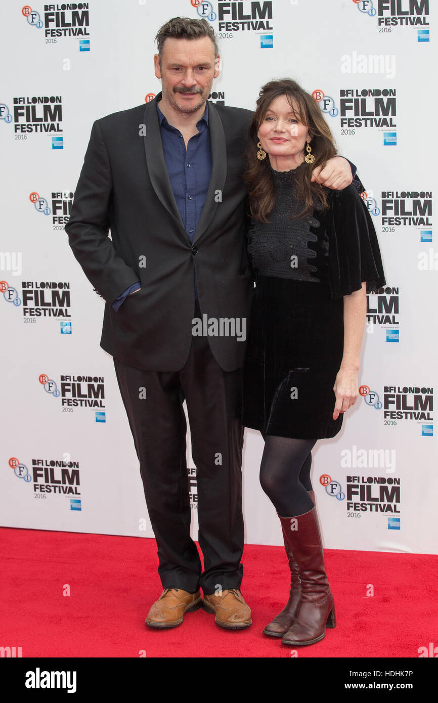 La BFI LFF Premiere mondiale di 'Mindhorn" tenutasi presso l' Odeon Leicester Square - Arrivi con: Julian Barratt, Essie Davis dove: Londra, Regno Unito quando: 09 Ott 2016 Foto Stock