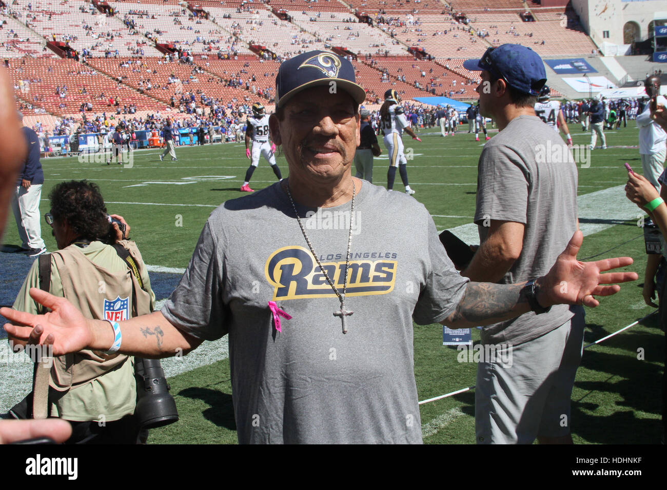 Domenica 9 ottobre, 2016; celebrità a Rams gioco. Le fatture della Buffalo ha sconfitto il Los Angeles Rams dal punteggio finale 30-19 presso il Los Angeles Memorial Coliseum di Los Angeles, CA. Dotato di: Danny Trejo dove: Los Angeles, California, Stati Uniti quando: Foto Stock